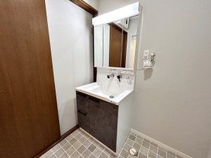 その他画像 【洗面台】 洗髪・洗面・化粧などができる機能と収納スペースを一体化した洗面台です。(新品交換済)