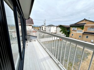 その他画像 【バルコニー】 2部屋からアクセスできるバルコニー。家族分の洗濯物もたっぷり干せます。日当たりも良好です!