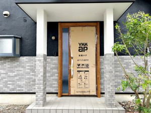 玄関 【玄関】 庇が広く、雨にも濡れにくい玄関ポーチ(玄関扉交換済)