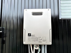 内装 エコジョーズは、少ないガス量で効率よくお湯を沸かす省エネ性の高い給湯器。従来型と比較してエコで経済的(新品交換済)
