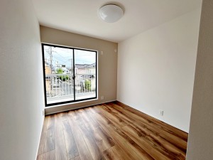 子供部屋 【洋室】 バルコニーに続く大きな窓があり、洗濯物やお布団などをそのまま部屋に取り込むことができます。