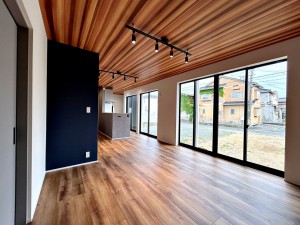 居間 大きな窓から柔らかな光が降り注ぎ、明るさが室内の奥まで行き渡ります。