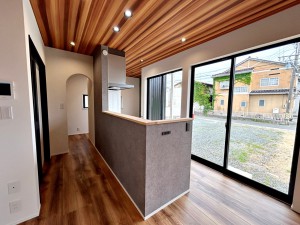 居間 キッチンとダイニングテーブルを横並びに配置し、配膳や片付けが便利に。