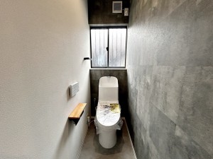 その他画像 【トイレ】 1、2階共にシャワー機能付!小窓が付いている為換気もスッキリして頂けます。(新品交換済)