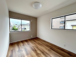 その他画像 【北側洋室】 二面採光のため明るく風通し良好!全居室ペアガラスで断熱性・遮熱性があり結露が激減!