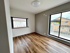 寝室 【南側洋室】 明るい寝室で心地のいい朝を迎えられそうです。