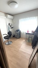 子供部屋 【洋室】 2面採光で、晴れの日の日中はいつも明るい室内に。窓を開放すれば気持ちの良い風が入ります。