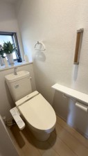 その他画像 【トイレ】 各フロア1カ所ずつシャワー機能付トイレを設置しており、忙しい朝の混雑も解消!