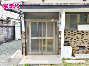 玄関 庇が広く、雨にも濡れにくい玄関ポーチ