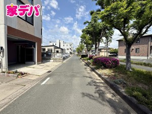 外観 前面道路は見通しが良く、車の移動もスムーズに行えます。