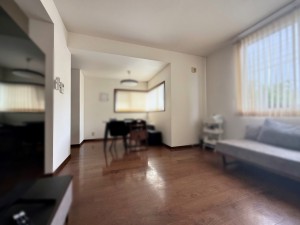 居間 【LDK19.9帖】 食事スペースと寛ぎスペースを、ほどよく分けたLDK。大きな窓からは明るい日差しが差し込みます。