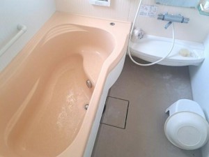 風呂 換気しやすい小窓付きの浴室