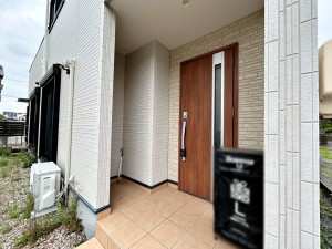 玄関 【玄関】 玄関が深い位置にあるので雨に濡れることなく身支度ができます