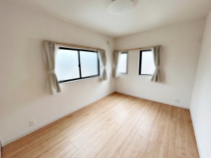 子供部屋 【洋室6帖】 腰窓で机や家具の配置がしやすい洋室6帖。子供部屋や書斎にもオススメです!