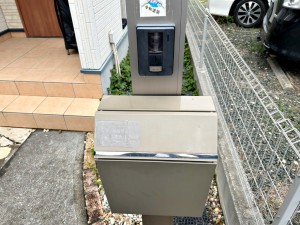 外観 一体型で場所を取らない、玄関前のカメラ付インターホン・ポスト