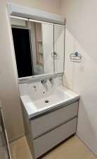 その他画像 【洗面台】 洗髪・洗面・化粧などができる機能と収納スペースを一体化した洗面台です。