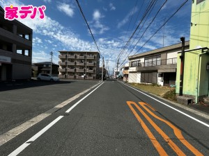 外観 前面道路は公道で、車のすれ違いもらくらく広々6.8mの幅があります