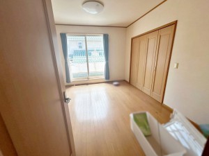寝室 【洋室約7.8帖】 大きなベッドを置いてもゆったり過ごせるプライベート空間です。