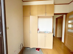 内装 【シューズボックス】 天井までのシューズボックスは容量もたっぷり入ります。中央飾り棚には季節感ある演出が楽しめます。