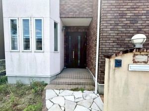 玄関 【玄関】 玄関が深い位置にあるので雨に濡れることなく身支度ができます