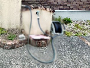 外観 玄関横には水栓が設置されています!お庭の水撒き、洗車、お掃除、お子様の水遊びなど便利です!