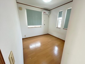 子供部屋 【洋室約6帖】 腰窓で机や家具の配置がしやすい洋室約6帖。子供部屋や書斎にもオススメです!