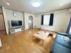 居間 二面採光で落ち着いた雰囲気の明るいリビング