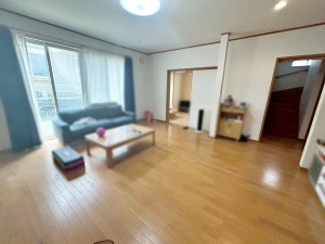 居間 ご家族みんながゆったりくつろげる広々リビングは明るい陽射しがさしこみます