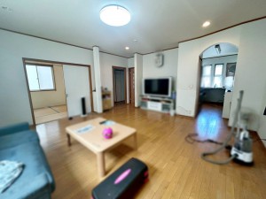 居間 ご家族みんながゆっくり過ごせるリビングは続き間の和室もあり、くつろぎの空間が広がります!