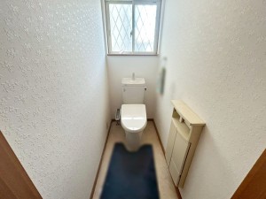その他画像 【1階トイレ】 トイレは各階に1つずつあるので、1階と2階を行き来する必要がありません。