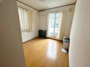 その他画像 【洋室約6帖】 南向きならではの恵まれた採光・通風。明るいお部屋は開放感がありますね。