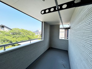 その他画像 【バルコニー】 屋根のあるインナータイプのバルコニーだから、急な雨でも洗濯物が濡れにくくて安心
