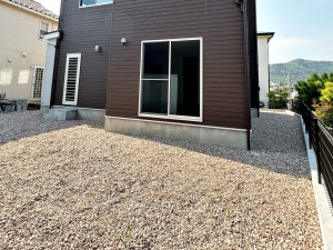 外観 ガーデニングで四季折々のお花が楽しめます。夏はプール遊びやBBQで楽しい休日を過ごせますよ!