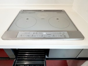 キッチン 火を使わず安全性の高いIHクッキングヒーター。お手入れも楽々。お子様や高齢者の居るご家庭に嬉しい設備