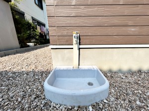 外観 玄関横には立水栓が設置されています!お庭の水撒き、洗車、お掃除、お子様の水遊びなど便利です!