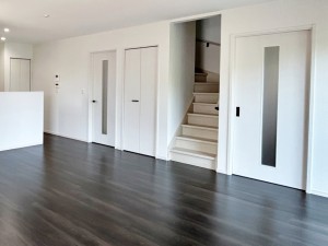 居間 家族のコミュニケーションが増えるリビング階段。