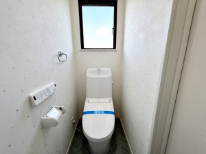 その他画像 【1階トイレ】 1,2階にトイレがあります。快適な温水洗浄便座付きです!
