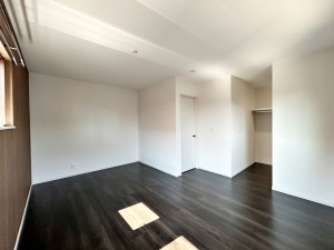 寝室 【南西側洋室】 2階主寝室にはウォークインクローゼットが付いており、お部屋を最大限広くご活用いただけます。