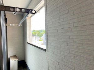 その他画像 【バルコニー】 屋根のあるインナータイプのバルコニーだから、急な雨でも洗濯物が濡れにくくて安心