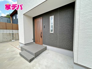 玄関 【玄関】 雨の日の出入りも濡れにくい玄関ポーチ