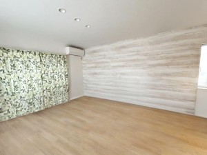 居間 のんびりくつろぐソファや、お食事を楽しむダイニングセットを置いても圧迫感はありません。