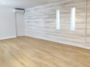 居間 落ち着いた色味のアクセントクロスを壁の一部に使うと、暗くなりすぎず部屋全体が落ち着いた空間になります