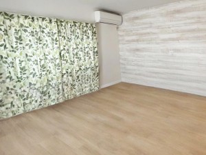 居間 大きな窓のあるリビングは、陽光あふれる明るい空間です。居心地良く、ご家族皆がゆったり寛げる憩いの空間となりそうです。
