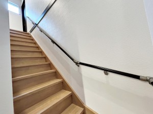 居間 リビング内の階段から2階へアクセス。家族が自然と顔を合わせコミュニケーションも高まりますね!