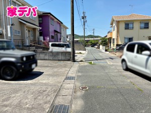 外観 前面道路は見通しが良く、車の移動もスムーズに行えます。