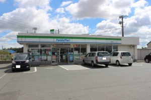 周辺 ファミリーマート豊橋野依インター店(880m)
