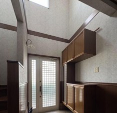玄関 住まいの第一印象を決める玄関スペースは優しい印象。姿見があるので、外出時に便利です!