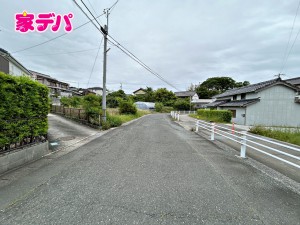 外観 前面道路はゆとりの7m!車通りが少なく、駐車が苦手な方でも安心の道路幅です