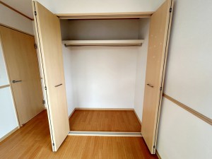 その他画像 【クローゼット】 全居室に収納が完備されています。衣類や雑貨、子供のおもちゃまでスッキリ収納できます。