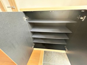 内装 【シューズボックス】 シューズボックスをフラットにし圧迫感を無くした明るく開放的な玄関